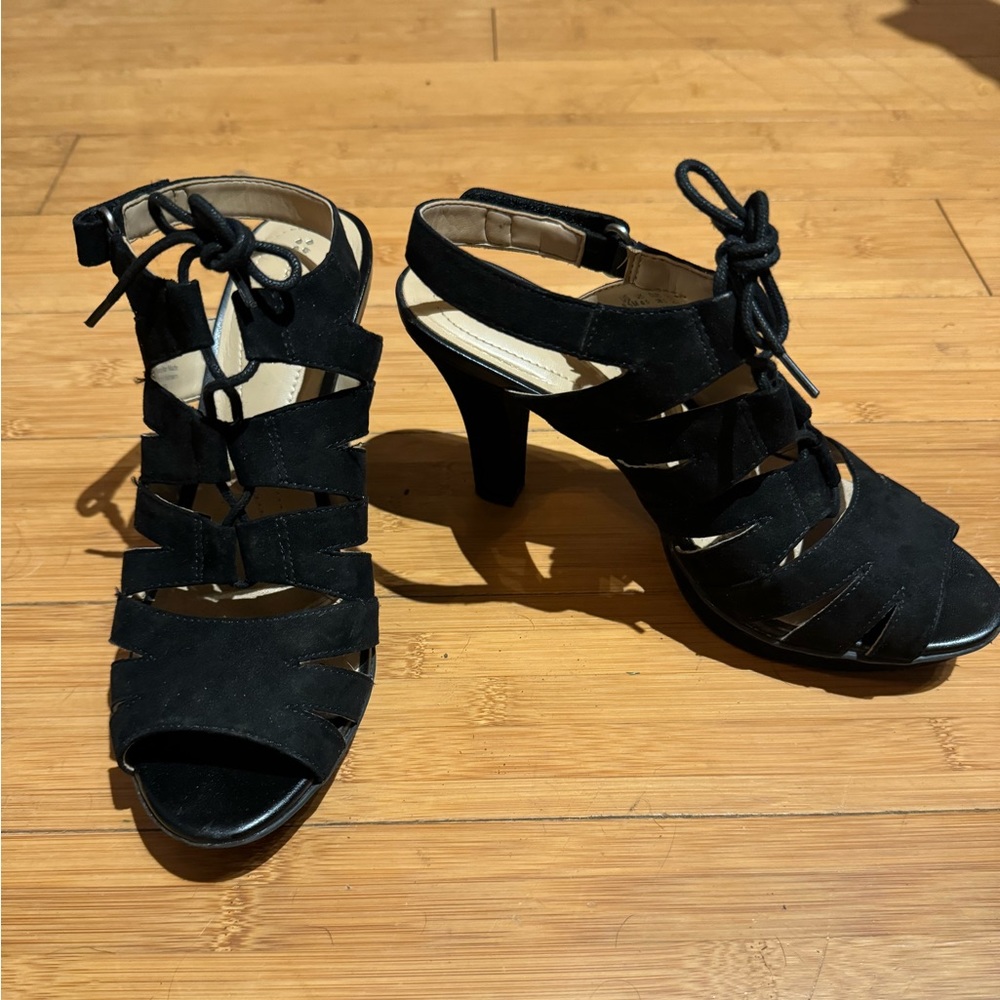 Naturalizer black strappy heels size 8.5